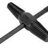 RU16039 1 EXTRACTOR DE ROSCAS ROTAS 1/2-3/4 (valvulas y canillas)
material: acero al carbono. Recubrimiento anti corrosivo Usos: quitar roscas de tuberias rotas, da?adas, valvulas de griferia.
Medidas: largo 90 mm. Extremos:12 mm y 16 mm. Perno: 120 mm