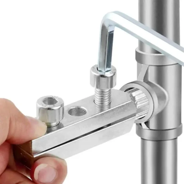 RU16041 2 EXTRACTOR DE CANILLAS ROTAS.
Usos: quitar roscas rotas de ca?os de agua y gas de 1/2 y 3/4".
Material: acero de alta resistencia con tratamiento anticorrosivo. dureza: 55HRC. Incluye llave allen 6mm.