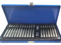 RU24010 1 JGO de PUNTAS x 40 PZ TORX-ALLEN-MULTIESTRIA MATERIAL S-2. encastre: 3/8 y 1/2".
Multiestr?a x 30mm: 5, M-6, M-8, M-10, M-12. Multiestr?a x 75mm: 5, M-6, M-8, M-10, M-12
Torx x 30mm: 20, T-25, T-30, T-40, T-45, T-50, T55. Torx x 75mm"20, T-25, T-30, T-40, T-45, T-50, T55
Hexagonal x 30mm: 4, 5, 6, 7, 8, 10, 12mm. Hexagonal x 75mm: 4, 5, 6, 7, 8, 10, 12mm
Multiestr?a x 30mm: M-5, M-6, M-8, M-10, M-12. Multiestr?a x 75mm: M-5, M-6, M-8, M-10, M-12