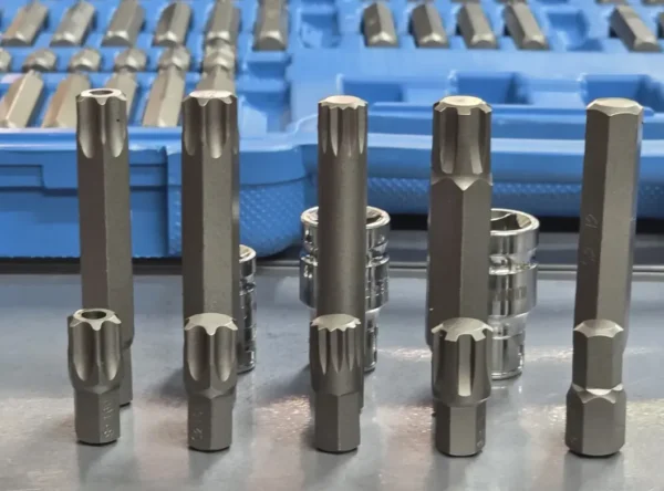 JGO de PUNTAS x 75 PZ TORX-ALLEN-MULTIESTRIA-RIBE MATERIAL S-2. Encastre: 1/4- 3/8-1/2".
Allen: 4-5-6-7-8-10-12. alto: 30 mm / 4-5-6-7-8-10-12 alto: 75 mm.
Torx: 20-25-30-40-45-50-50-55-60 alto 30 mm / 20-25-30-40-45-50-50-55-60 alto: 75 mm
Torx tamper: 20-25-30-40-45-50-50-55-60 alto 30 mm / 20-25-30-40-45-50-50-55-60 alto: 75 mm
Multiestria: 5-6-8-10-12 alto: 30 mm / 5-6-8-10-12 alto: 75 mm
Ribe: 6-7-8-9-10-12-14 alto 30 mm / 6-7-8-9-10-12-14 alto: 75 mm
Adaptadores 1 x 3/8x 10 mm / 2 x 1/2x 10 mm