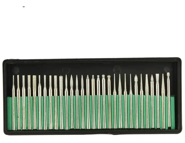 RU38049 1 PUNTAS DIAMANTADAS 1/8" X 30 PCS. Material: diamante.Diam corte 3 mm. Diam vastago 3 mm. Largo total 60 mm.
Usos: apto madera, vidrio, pl?stico, metal, piedra, azulejo, cer?mica. Manicuria u?as de gel y acrilicas.
